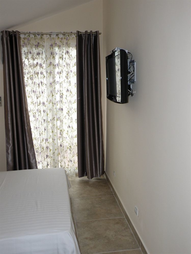 לינה וארוחת בוקר Perla Di Mare 3*
