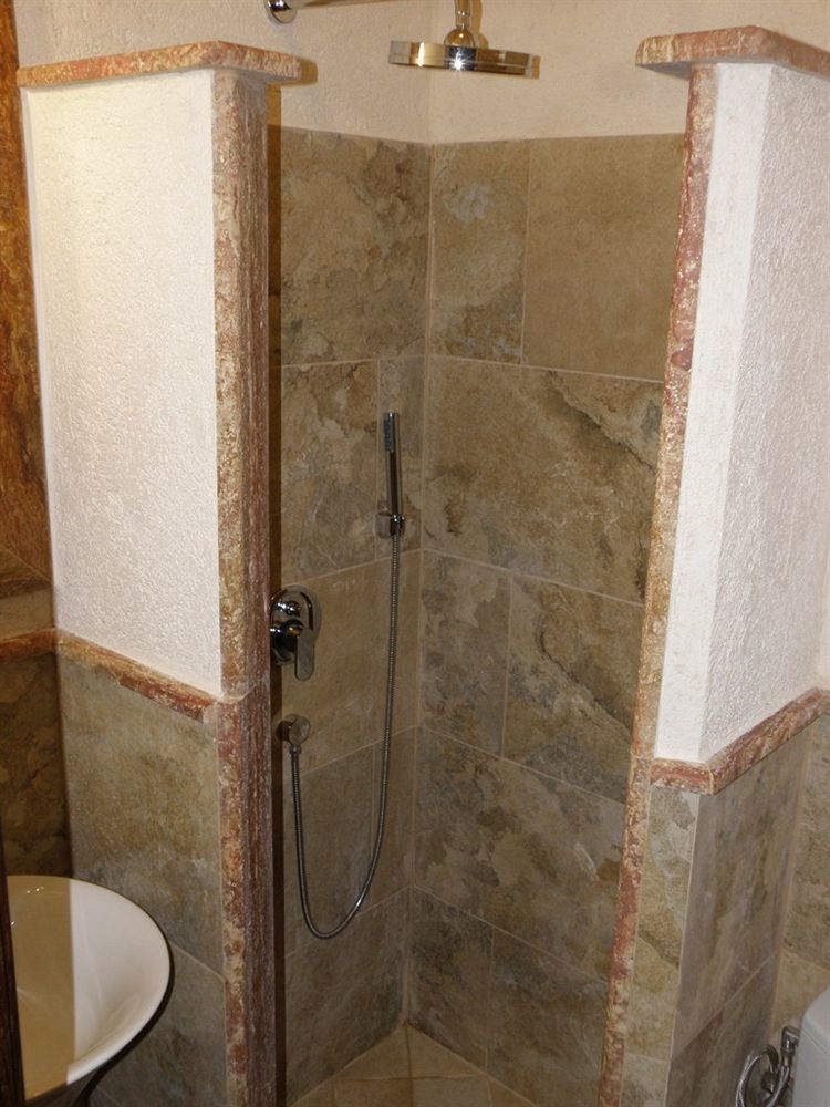 לינה וארוחת בוקר Perla Di Mare 3*
